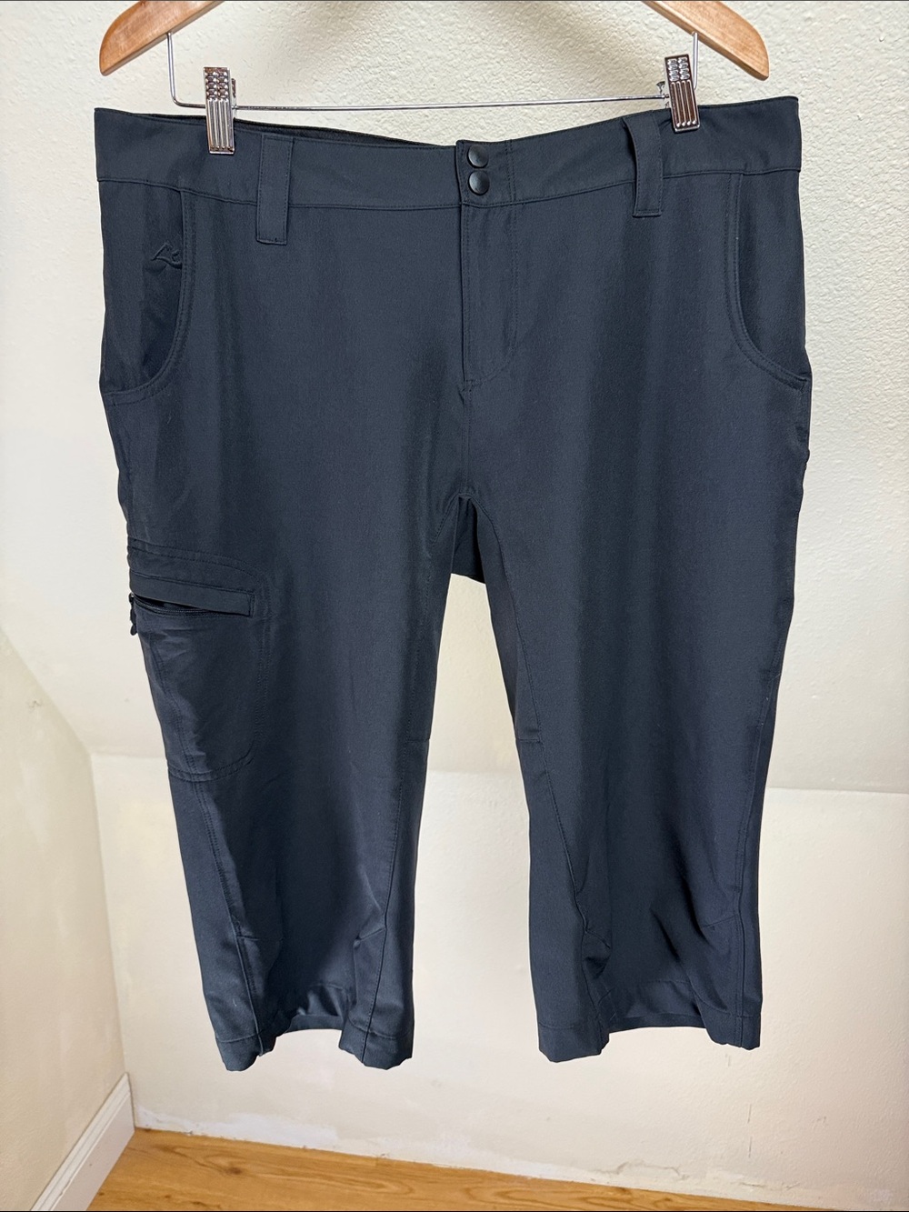 ALPINE DESIGN Black Cargo Capris, Size 14